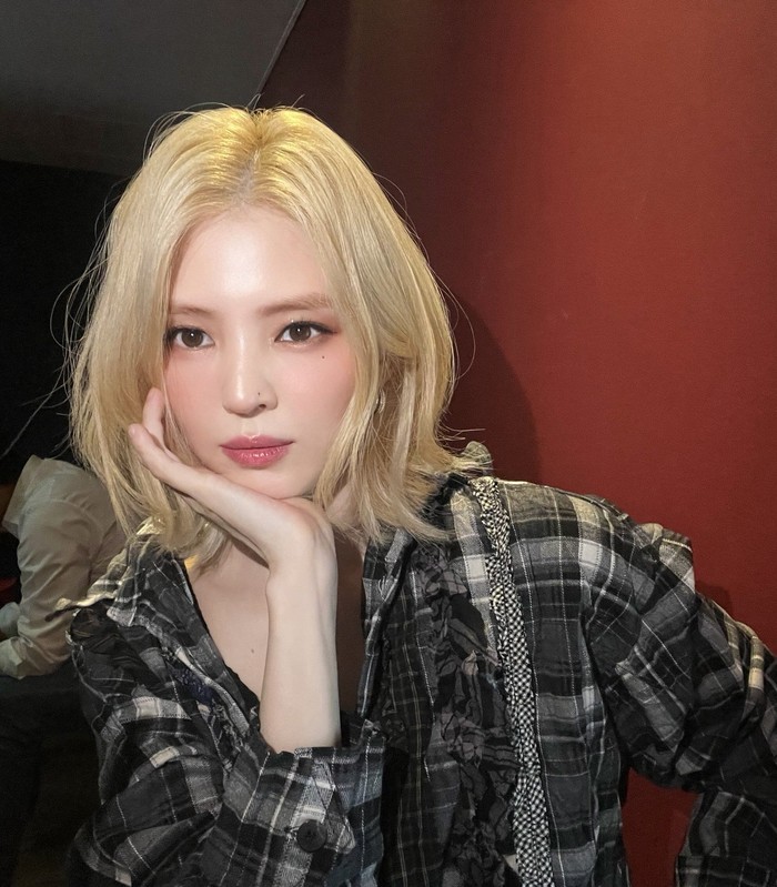 Rambut pendek sudah menjadi hal biasa bagi aktris Han So Hee. Namun kali ini, ia kembali memotong rambutnya dan dipadukan dengan warna pirang untuk keperluan syuting serial live action Solo Leveling, Beauties./ Foto: instagram.com/xeesoxee