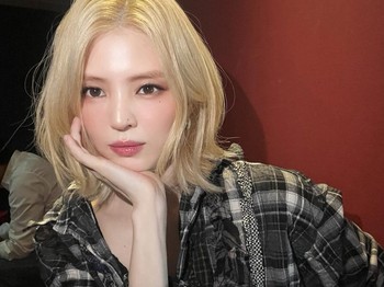 Rambut pendek sudah menjadi hal biasa bagi aktris Han So Hee. Namun kali ini, ia kembali memotong rambutnya dan dipadukan dengan warna pirang untuk keperluan syuting serial live action Solo Leveling, Beauties./ Foto: instagram.com/xeesoxee
