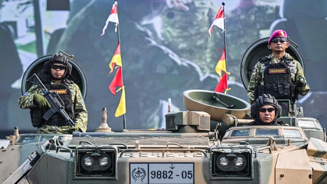 Kementerian Pertahanan menyerahkan 12 kendaraan tempur (ranpur) amfibi AAV M-35 dari Amerika Serikat kepada Marinir TNI AL.