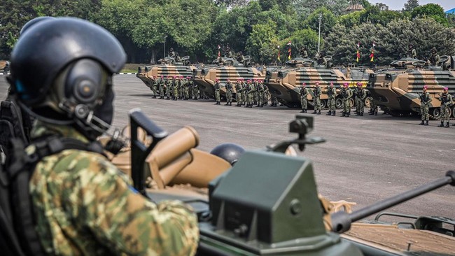 Prajurit Korps Marinir TNI AL berbaris di dekat kendaraan tempur amfibi AAV M-35 di Markas Komando Korps Marinir, Cilandak, Jakarta.