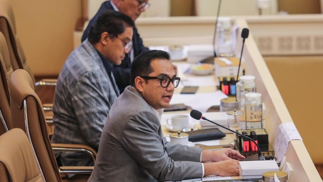 Ketua Komisi II DPR Rifqinizamy Karsayuda (depan) memimpin rapat dengar pendapat dengan Ombudsman di Kompleks Parlemen, Senayan, Jakarta, Selasa (29/9/2026).  Rapat Dengar Pendapat (RDP) tersebut membahas kinerja Ombudsman terkait pelayanan publik di