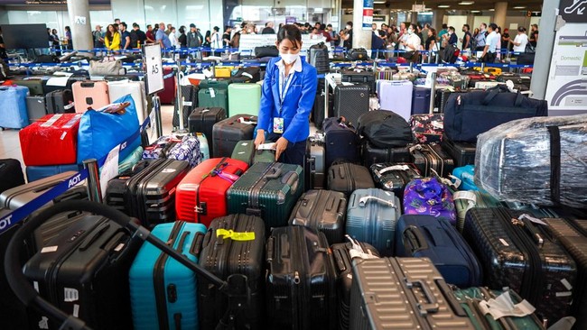An airport officer arranges baggage from Thai Airways flights at Suvarnabhumi International Airport, after heavy rain and flooding disrupted the airline's ground operations, in Bangkok, Thailand, September 29, 2026. REUTERS/Athit Perawongmetha     TP