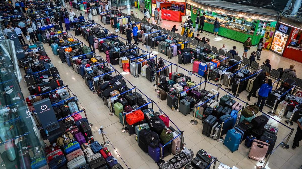 FOTO: Imbas Banjir Bangkok, Ribuan Koper Penumpang Terjebak di Bandara