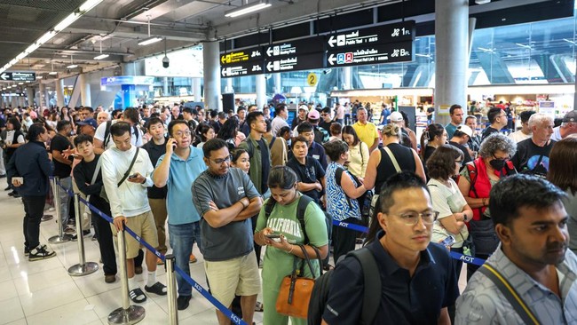 Passengers queue to claim baggage from Thai Airways flights at Suvarnabhumi International Airport, after heavy rain and flooding disrupted the airline's ground operations, in Bangkok, Thailand, September 29, 2026. REUTERS/Athit Perawongmetha