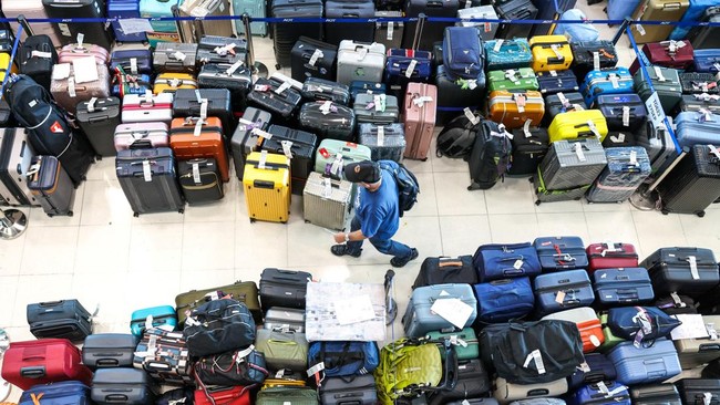 A passenger searches for his delayed baggage from Thai Airways flights at Suvarnabhumi International Airport, after heavy rain and flooding disrupted the airline's ground operations, in Bangkok, Thailand, September 29, 2026. REUTERS/Athit Perawongmet