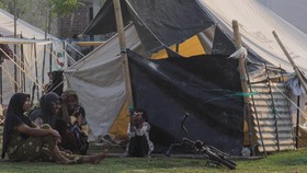 Sejumlah warga masih bertahan di depan tenda pengungsian di Tendakinde, Kabupaten Nagekeo, Nusa Tenggara Timur, Selasa (29/10/2026). Badan Nasional Penanggulangan Bencana (BNPB) mencatat jumlah warga yang masih bertahan di pengungsian akibat gempa bu