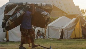 Ribuan Korban Gempa NTT Masih Bertahan di Tenda Pengungsian