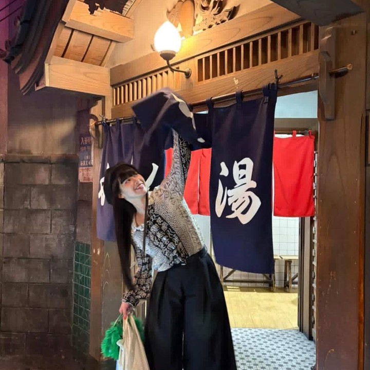 <p>Setelah menikah, Cage dan istri Riko Shibata menjalani kehidupan yang jauh dari sorotan publik. Riko Shibata memutuskan pindah ke Amerika Serikat setelah dipersunting Cage. Dalam beberapa kesempatan, Cage sering mengajak istrinya jalan di <em>red carpet.</em> Misalnya, pasangan ini pernah terlihat datang ke acara Golden Golbes dan Oscar tahun 2024 silam. (Foto: Instagram @liko.shibata)</p>