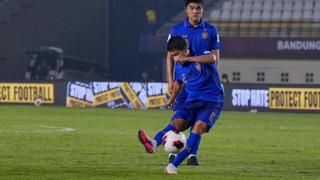 Sarach Yooyen (depan) mencetak gol untuk Thailand ke gawang Vietnam dalam FIFA ASEAN Cup 2026 di Stadion Si Jalak Harupat, Soreang, Bandung, Selasa (29/9).