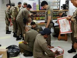 Satpol PP Razia Toko Kelontong di Terminal Cibinong, 1.482 Botol Miras Disita