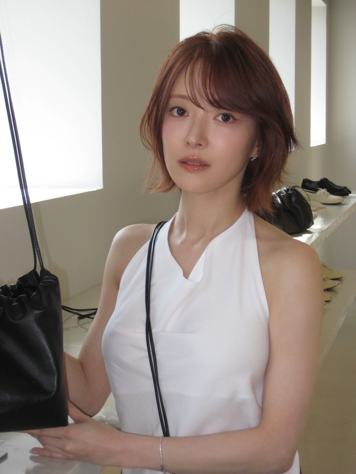 Setelah sekian lama, bintang The Remarried Empress yakni Lee Se Young kembali dengan potongan short layered bob berwarna copper brown. Ini membuat penampilannya menjadi elegan dan wajahnya tampak lebih fresh./ Foto: instagram.com/seyoung_10