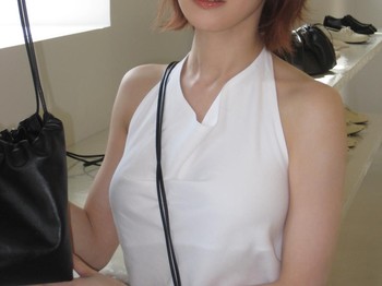 Setelah sekian lama, bintang The Remarried Empress yakni Lee Se Young kembali dengan potongan short layered bob berwarna copper brown. Ini membuat penampilannya menjadi elegan dan wajahnya tampak lebih fresh./ Foto: instagram.com/seyoung_10