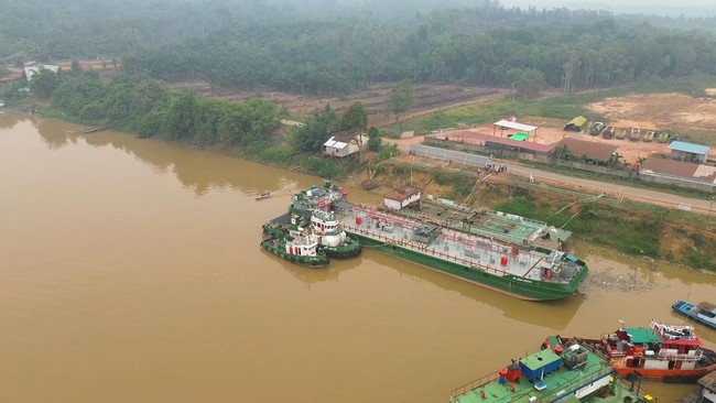 Pertamina Patra Niaga terus memastikan kelancaran dan kesinambungan pasokan Bahan Bakar Minyak (BBM) bagi masyarakat di Kabupaten Sintang dan wilayah sekitarnya, di tengah kondisi muka air Sungai Kapuas yang mengalami penyusutan.