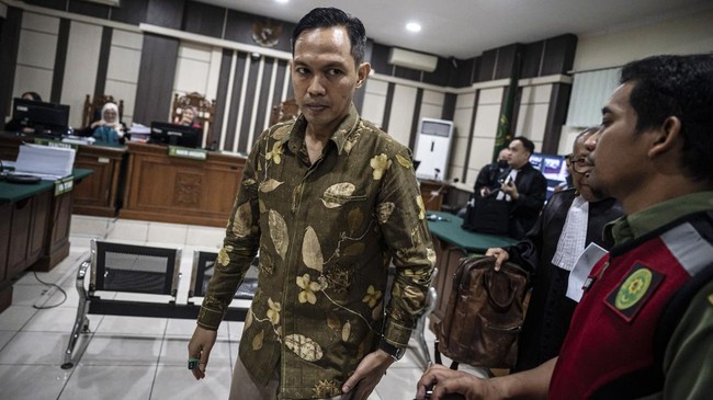 Bupati Cilacap nonaktif Syamsul Aulia Rachman dituntut 7 tahun penjara atas kasus pemerasan bawahan demi THR untuk pejabat di forkopimda.