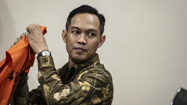 Bupati Cilacap nonaktif Syamsul Aulia Rachman dituntut 7 tahun penjara atas kasus pemerasan bawahan demi THR untuk pejabat di forkopimda.
