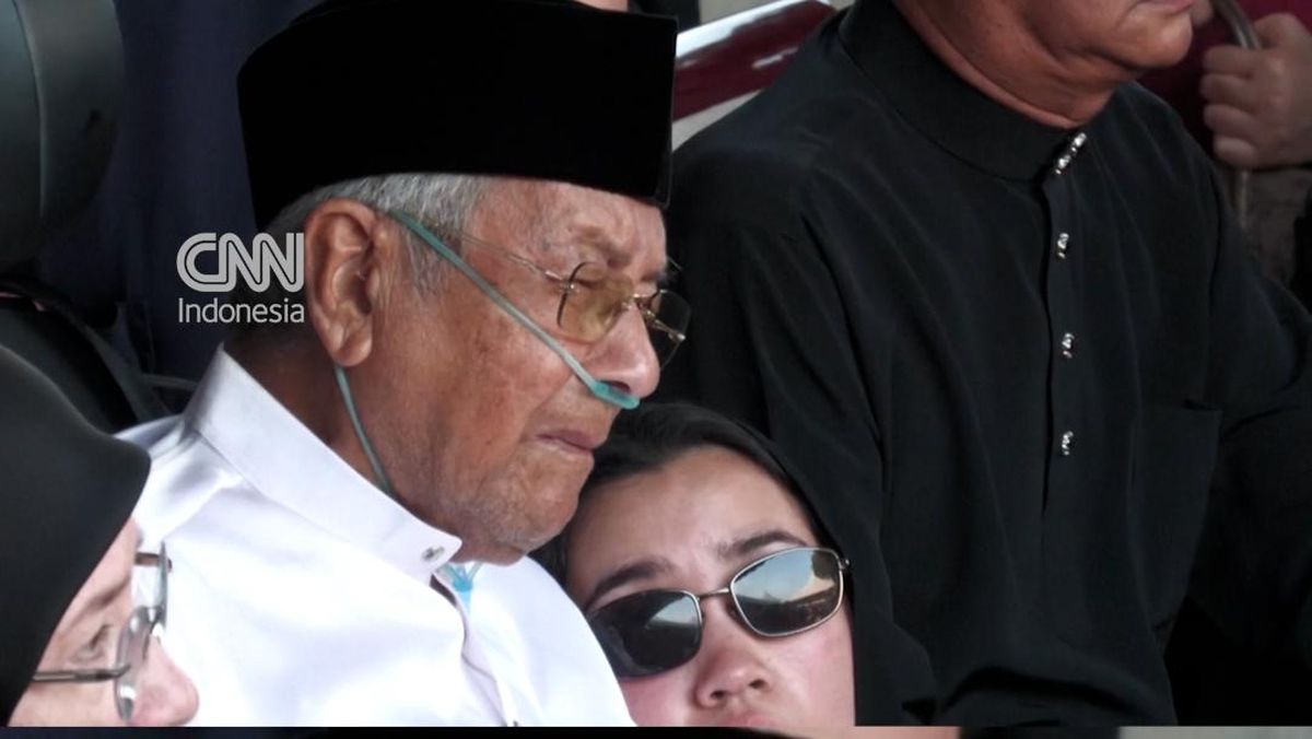 Tangis Duka Eks PM Malaysia Mahathir di Pemakaman Istri