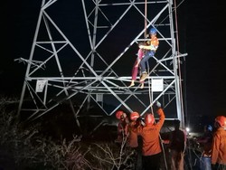 Tim SAR Evakuasi Siswi yang Hendak Melompat dari Tower PLN Palu