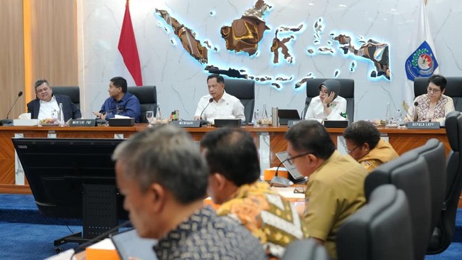 Mendagri Tito Karnavian rapat dengan bersama Menteri Perumahan dan Kawasan Permukiman (PKP) Maruarar Sirait, Wakil Menteri Dalam Negeri Ribka Haluk, Selasa (29/9).