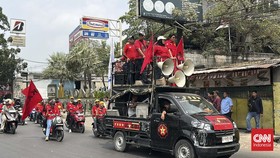 Massa buruh dari Banten bergerak ke Jakarta, untuk ikut aksi di depan DPR menuntut RUU Perlindungan Ketenagakerjaan.