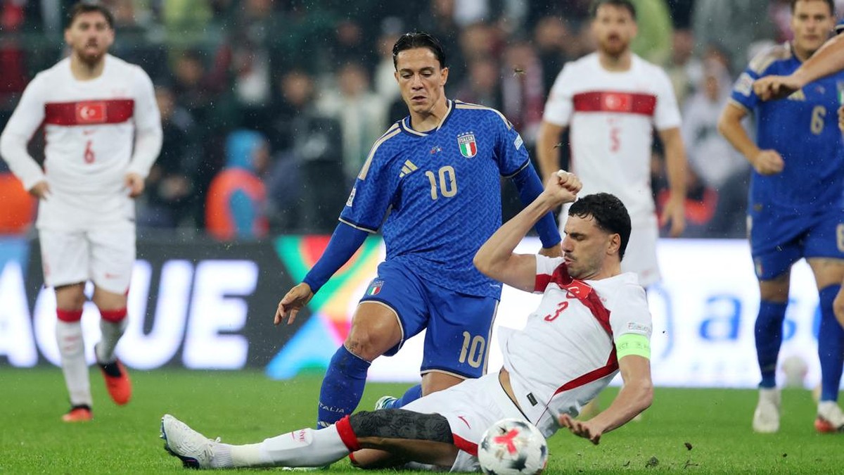 Soccer Football - UEFA Nations League - Group A1 - Turkey v Italy - Bursa Ataturk Stadium, Bursa, Turkey - September 28, 2026 Italy's Giacomo Raspadori in action with Turkey's Merih Demiral REUTERS/Umit Bektas