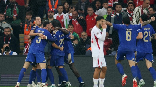 Soccer Football - UEFA Nations League - Group A1 - Turkey v Italy - Bursa Ataturk Stadium, Bursa, Turkey - September 28, 2026 Italy's Davide Frattesi celebrates scoring their second goal with teammates REUTERS/Murad Sezer