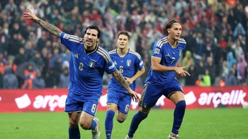Soccer Football - UEFA Nations League - Group A1 - Turkey v Italy - Bursa Ataturk Stadium, Bursa, Turkey - September 28, 2026 Italy's Francesco Pio Esposito celebrates scoring their fourth goal with Sandro Tonali REUTERS/Murad Sezer