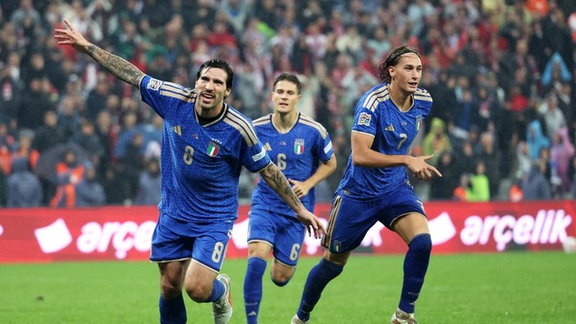 Soccer Football - UEFA Nations League - Group A1 - Turkey v Italy - Bursa Ataturk Stadium, Bursa, Turkey - September 28, 2026 Italy's Francesco Pio Esposito celebrates scoring their fourth goal with Sandro Tonali REUTERS/Murad Sezer