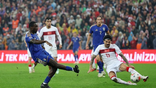 Soccer Football - UEFA Nations League - Group A1 - Turkey v Italy - Bursa Ataturk Stadium, Bursa, Turkey - September 28, 2026 Italy's Michael Kayode scores their third goal REUTERS/Umit Bektas     TPX IMAGES OF THE DAY
