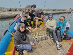 Mancing Mania! Serunya Seharian Mancing di Tengah Laut Jakarta Utara