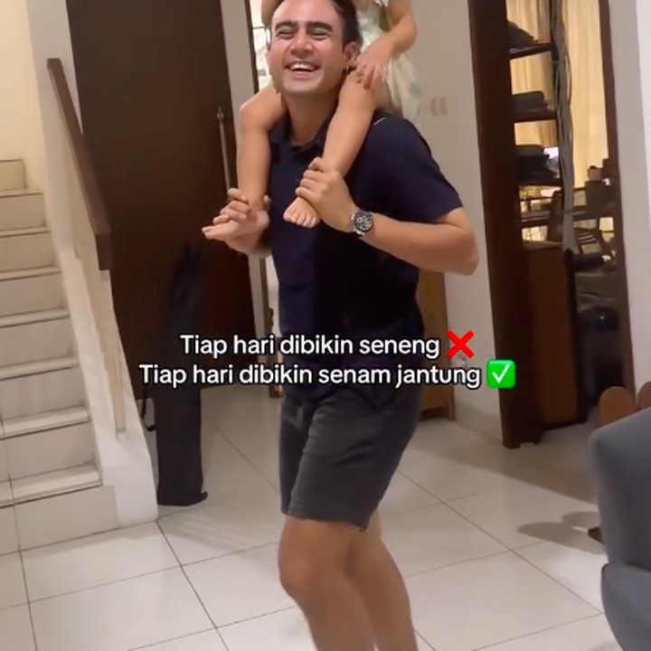 <p>Keceriaan Victoria pun kerap terlihat dalam berbagai momen yang dibagikan Laura Theux di media sosial Instagram. Baru-baru ini, Laura mem-<em>posting</em> video saat sang putri tengah bermain dengan ayahnya. Rona bahagia terlihat dari wajah Victoria saat sang ayah mengangkat tubuhnya ke pundak. Kedekatan ayah dan anak ini menarik perhatian netizen, yang memuji bonding keduanya. (Foto: Instagram @laura_theux)</p>