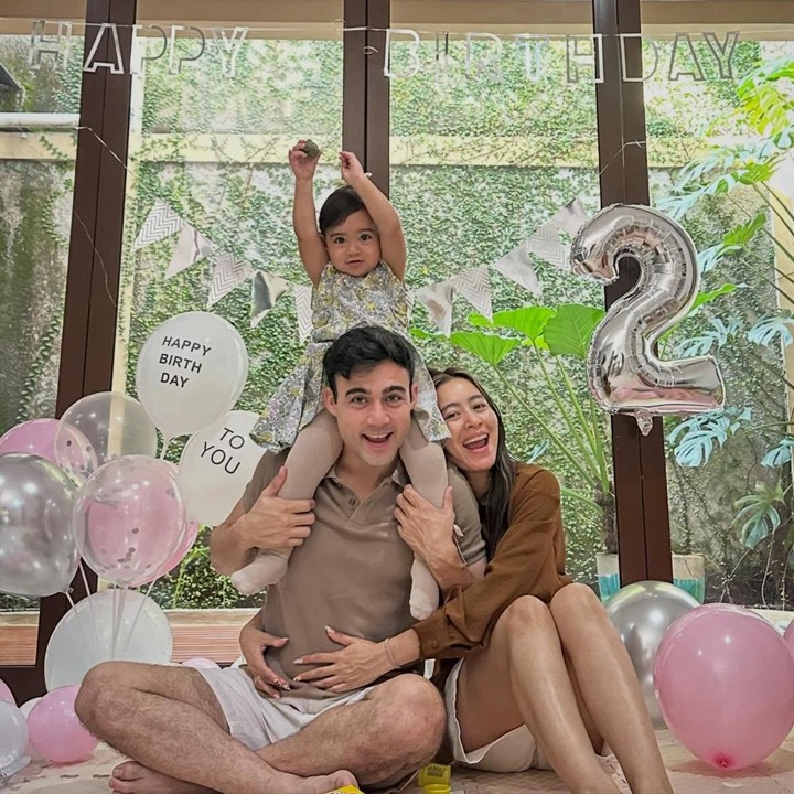 <p>Pasangan artis Laura Theux dan Indra Brotolaras memiliki seorang anak perempuan bernama Wayan Victoria Semesta Brotolaras atau akrab disapa Victoria. Anak semata wayang pasangan ini lahir pada 24 April 2024, Bunda. (Foto: Instagram @laura_theux)</p>
