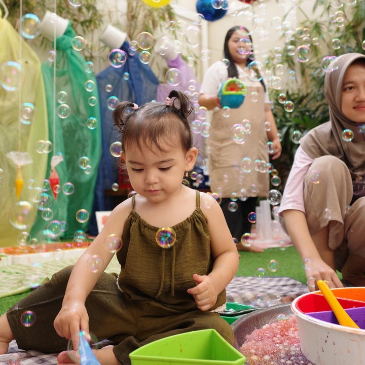 <p>Meski baru berusia 2 tahun, Victoria sudah ikut kelas di preschool, Bunda. Laura sempat mengaku tak percaya kalau anaknya sudah bisa mengikuti aktivitas di preschool. "Victoria&rsquo;s class. Perasaan baru lahir kemarin ko bisa ya udah segede ini yaaa :&rsquo;) Emng boleh secepet ini ???!!" kata sang aktris. (Foto: Instagram @laura_theux)</p>
