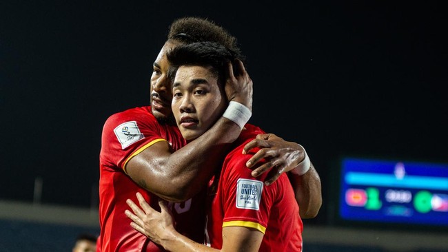 Dua pesepak bola Tim Nasional Vietnam Nguyen Xuan Son (kiri) dan Nguyen Dinh Bac (kanan) berselebrasi usai mencetak gol ke gawang Tim Nasional Filipina pada pertandingan Grup B FIFA ASEAN CUP 2026 di Stadion Si Jalak Harupat, Kabupaten Bandung, Jawa 