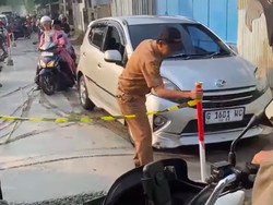 Video Viral Pria Berseragam ASN Nekat Lewati Jalan Cor Basah di Pekalongan