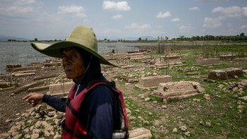 Warga mencari ikan di area pemakaman lama Pondok dasar Waduk Gajah Mungkur desa Sumberejo, Wuryantoro, Wonogiri, Jawa Tengah, Senin (7/9/2026).