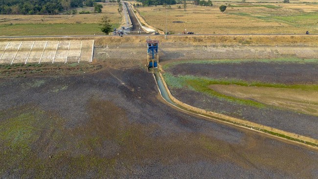 Foto udara suasana Waduk Cipancuh yang mengering di Haurgeulis, Indramayu, Jawa Barat, Minggu (27/9/2026).