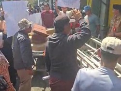 Warga Kota Batu Protes Pemilik Warung dengan Usung Keranda Mayat