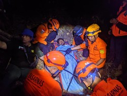 Basarnas Tandu Wisatawan Kelelahan di Rute Air Terjun Lombongo