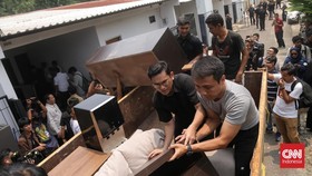 Nasib hunian mewah di kompleks Lapas Kelas IIA Cibinong, Bogor, berakhir di ujung ekskavator. Kementerian Imigrasi dan Pemasyarakatan membongkar tiga rumah hunian itu saat Komisi XIII DPR RI berkunjung, Rabu (30/9/2026).(CNN Indonesia/Adhi Wicaksono)