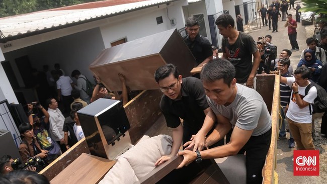Nasib hunian mewah di kompleks Lapas Kelas IIA Cibinong, Bogor, berakhir di ujung ekskavator. Kementerian Imigrasi dan Pemasyarakatan membongkar tiga rumah hunian itu saat Komisi XIII DPR RI berkunjung, Rabu (30/9/2026).(CNN Indonesia/Adhi Wicaksono)