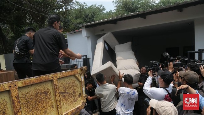 Nasib hunian mewah di kompleks Lapas Kelas IIA Cibinong, Bogor, berakhir di ujung ekskavator. Kementerian Imigrasi dan Pemasyarakatan membongkar tiga rumah hunian itu saat Komisi XIII DPR RI berkunjung, Rabu (30/9/2026).(CNN Indonesia/Adhi Wicaksono)