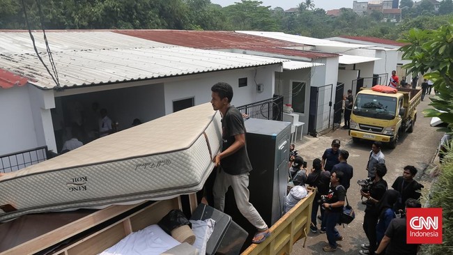 Nasib hunian mewah di kompleks Lapas Kelas IIA Cibinong, Bogor, berakhir di ujung ekskavator. Kementerian Imigrasi dan Pemasyarakatan membongkar tiga rumah hunian itu saat Komisi XIII DPR RI berkunjung, Rabu (30/9/2026).(CNN Indonesia/Adhi Wicaksono)