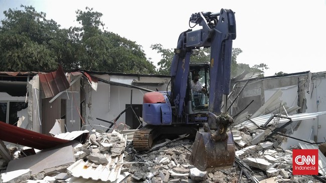 Nasib hunian mewah di kompleks Lapas Kelas IIA Cibinong, Bogor, berakhir di ujung ekskavator. Kementerian Imigrasi dan Pemasyarakatan membongkar tiga rumah hunian itu saat Komisi XIII DPR RI berkunjung, Rabu (30/9/2026).(CNN Indonesia/Adhi Wicaksono)