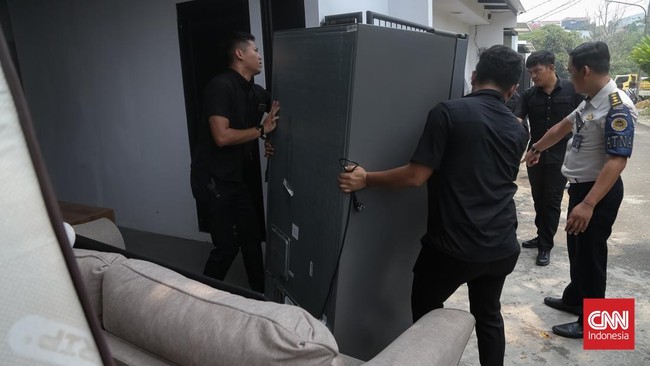 Nasib hunian mewah di kompleks Lapas Kelas IIA Cibinong, Bogor, berakhir di ujung ekskavator. Kementerian Imigrasi dan Pemasyarakatan membongkar tiga rumah hunian itu saat Komisi XIII DPR RI berkunjung, Rabu (30/9/2026).(CNN Indonesia/Adhi Wicaksono)