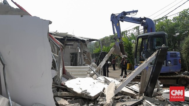 Nasib hunian mewah di kompleks Lapas Kelas IIA Cibinong, Bogor, berakhir di ujung ekskavator. Kementerian Imigrasi dan Pemasyarakatan membongkar tiga rumah hunian itu saat Komisi XIII DPR RI berkunjung, Rabu (30/9/2026).(CNN Indonesia/Adhi Wicaksono)