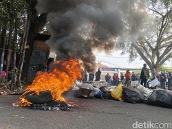 PKL Ciumbuleuit Blokir Jalan, Tuntut Keadilan Pembongkaran
