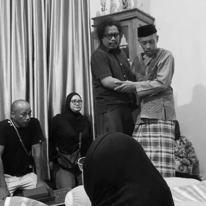 <p>Setelah mengetahui adiknya berpulang, Arie dan sang istri Indah Permatasari memutuskan untuk terbang ke Kota Baubau, Sulawesi Tenggara. Sesampainya di rumah duka, Arie langsung memeluk sang ayah dan ibundanya. (Foto: Instagram @indahpermatas/ @arie_kriting)</p>