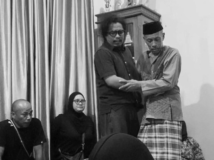 Momen Arie Kriting dan Orang Tua Saling Menguatkan Selepas Adik Meninggal, Intip Potret Harunya