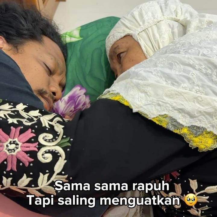 <p>Indah Permatasari sempat membagikan momen saat Arie dan orang tuanya saling menguatkan setelah kehilangan anggota keluarga yang disayangi. Arie dan ibunda tampak tertidur sambil saling memeluk. "Sama-sama rapuh, tapi saling menguatkan," tulis Indah dalam unggahan di Instagram. (Foto: Instagram @indahpermatas/ @arie_kriting)</p>