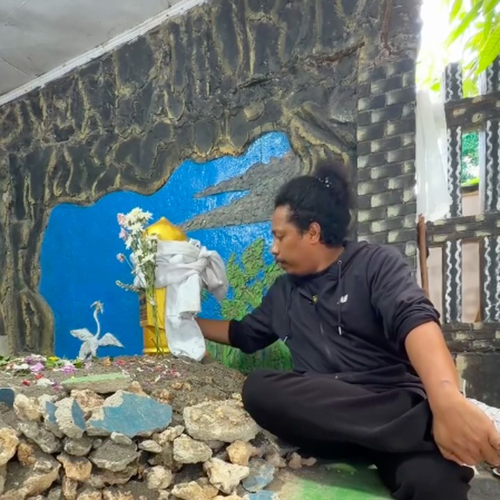 <p>Aktor dan standup comedian Arie Kriting tengah berduka. Adik kandunganya Amal Buton meninggal dunia pada 24 September 2026. Kabar duka ini disampaikan Arie dan keluarga melalui unggahan di Instagram. (Foto: Instagram @indahpermatas/ @arie_kriting)</p>